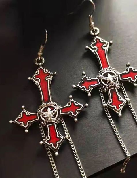 Boucles doreilles pendantes gothiques croix inversée avec crâne sanglanté