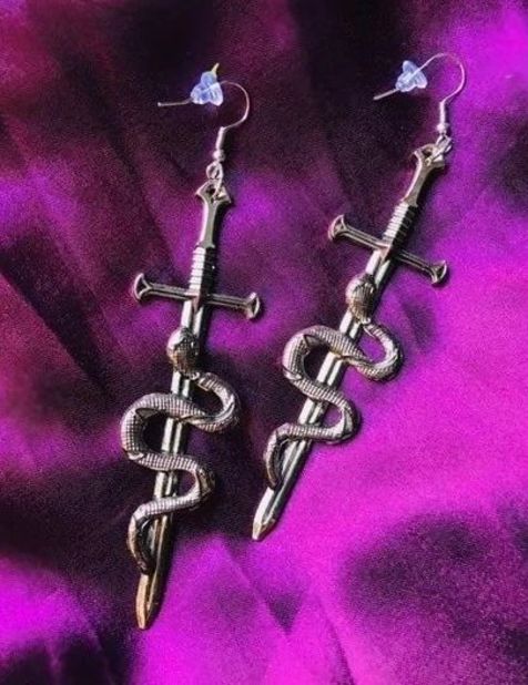 Boucles doreilles Serpent épée Dangle gothique couleur argent