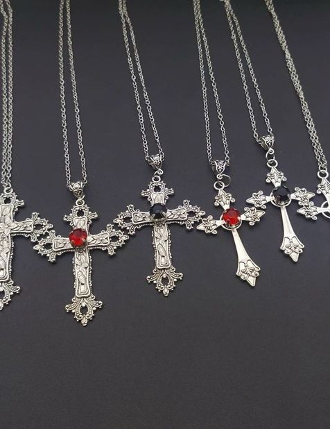 Collier Gothique Punk Croix Détaillée pour Femme