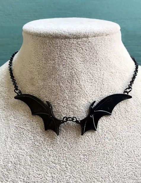 Collier ras du cou gothique avec pendentif ailes de chauve-souris