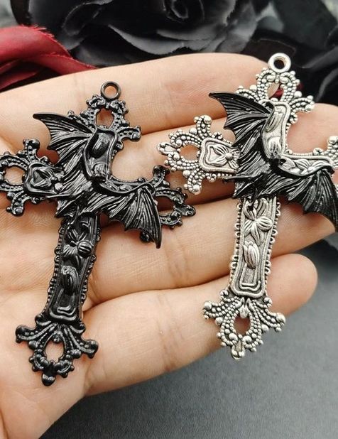 Pendentif croix chauve-souris gothique