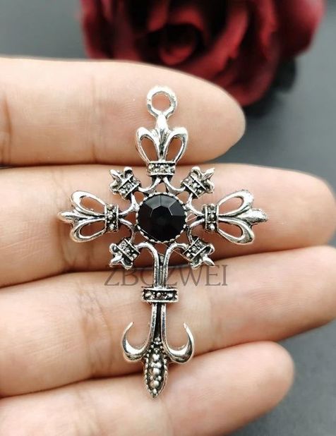 Pendentif croix en cristal noir