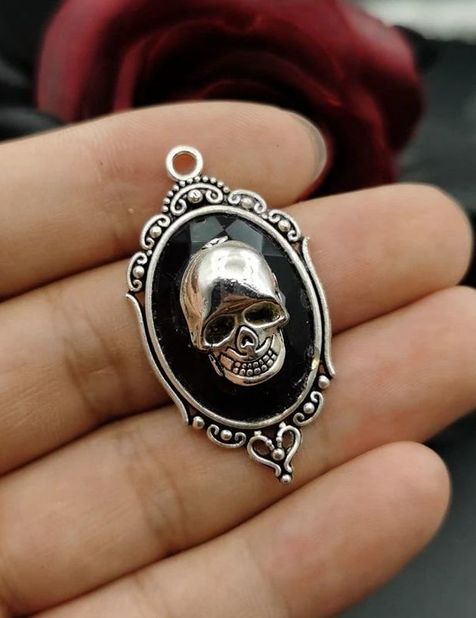 Pendentif Tête de Mort Gothique en Argent